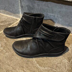 Clarks Cloudsteppers Women’s 7 Black Ankle Boots Soft Cushion Zip Comfort Shoes
